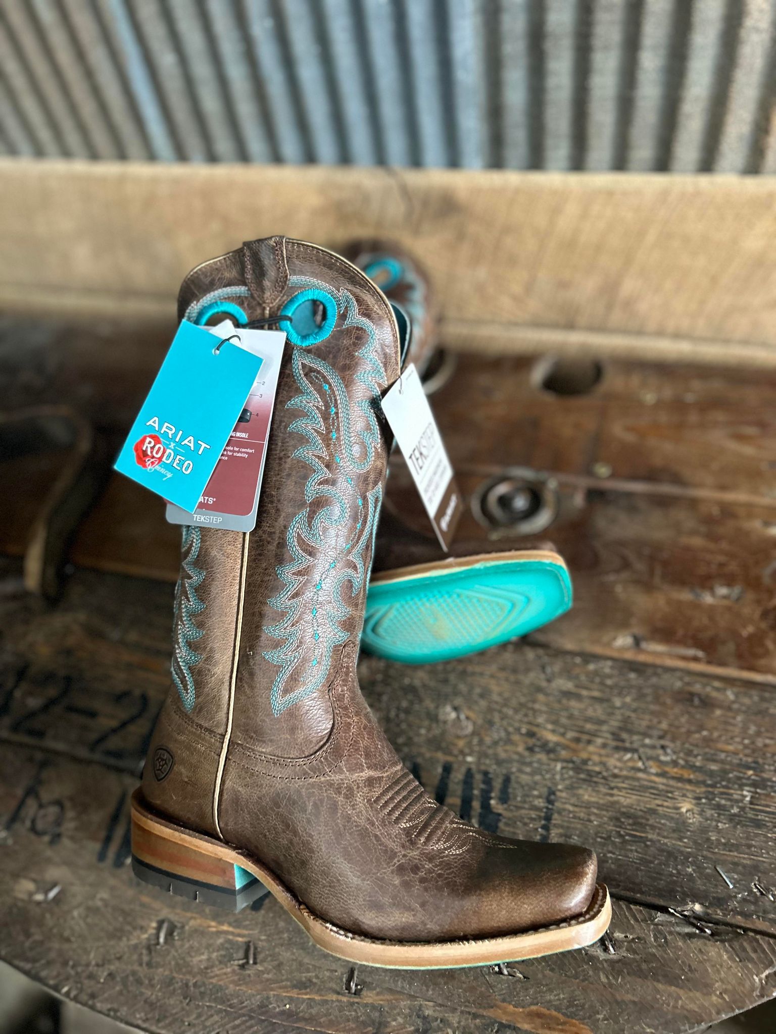 Women's Ariat Futurity Boon Western Cutter Toe Boot-Women's Boots-Ariat-Lucky J Boots & More, Women's, Men's, & Kids Western Store Located in Carthage, MO