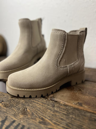 Women's Ariat Wexford Lug Chelsea Boot in Clay-Women's Booties-Ariat-Lucky J Boots & More, Women's, Men's, & Kids Western Store Located in Carthage, MO