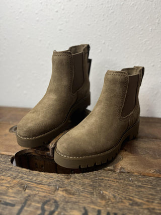 Women's Ariat Wexford Lug Chelsea Boot in Dark Moss-Women's Booties-Ariat-Lucky J Boots & More, Women's, Men's, & Kids Western Store Located in Carthage, MO