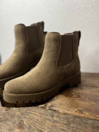 Women's Ariat Wexford Lug Chelsea Boot in Dark Moss-Women's Booties-Ariat-Lucky J Boots & More, Women's, Men's, & Kids Western Store Located in Carthage, MO